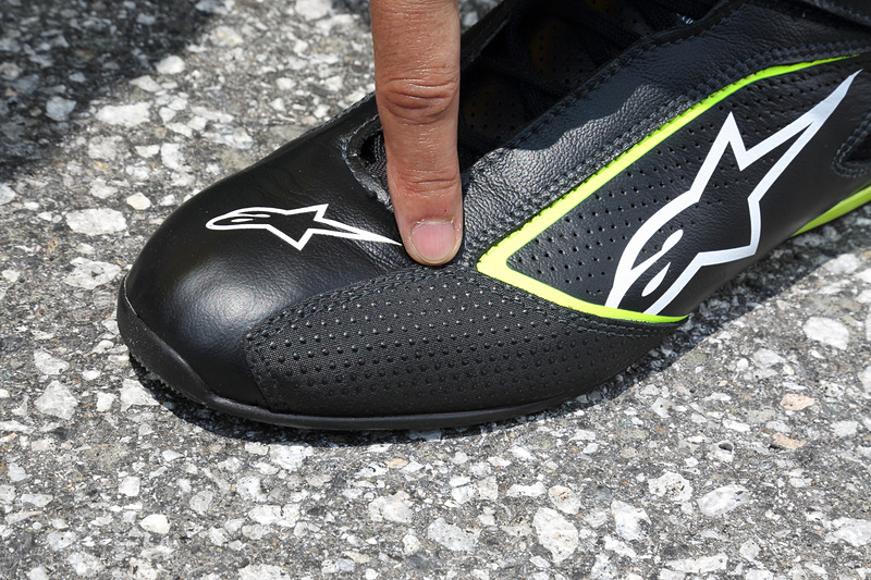 つま先部分にはプロテクターが付くなど耐摩耗性も考えられたデザイン