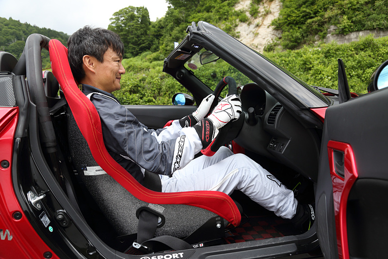 こうして見ると運転姿勢の状態で肘や膝が突っ張らないようになっているのが分かる