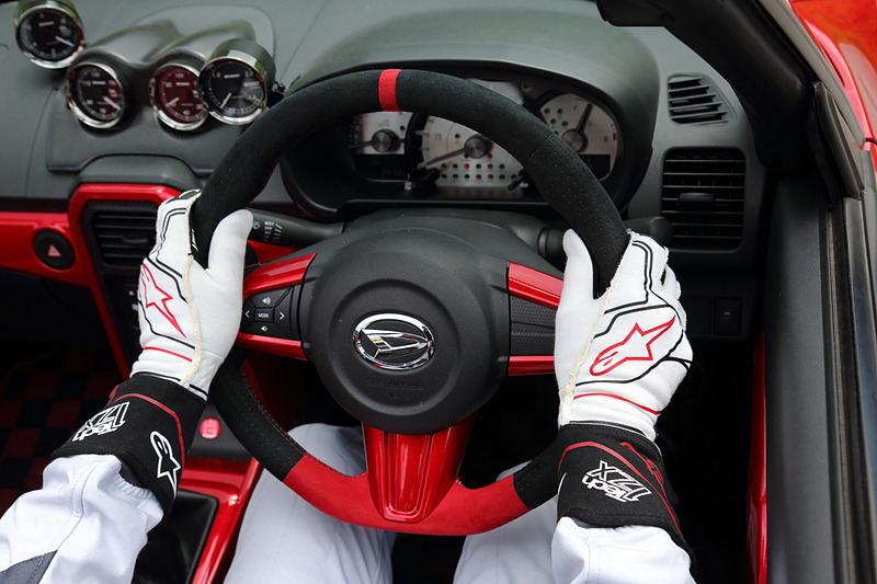 グローブもステアリングを握った状態でちょうどいい感じになる