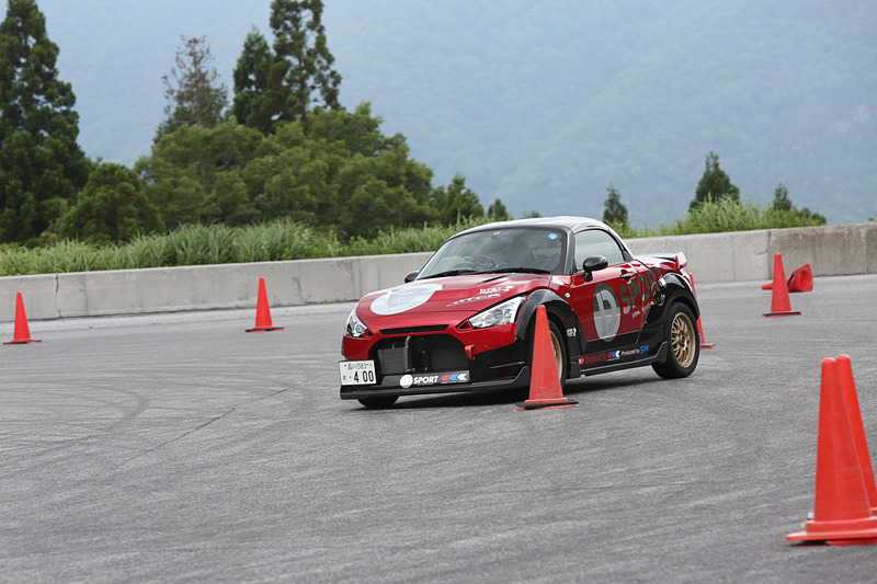 いざ試走。ジムカーナなのでスラロームなどステアリングを切るのが忙しいが、それだけにスーツやグローブのよさを実感できた