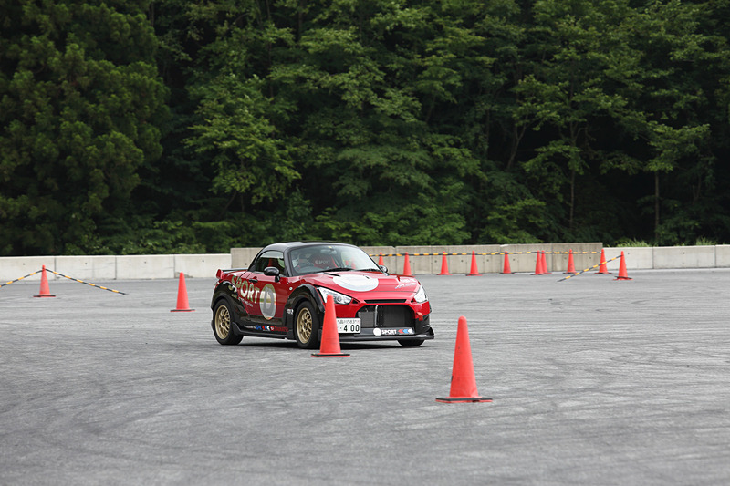 運転のために作られたレーシングスーツなので、スーツを着るだけでタイムアップする人もいるという