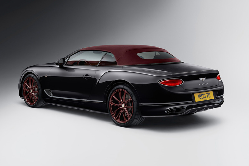 「コンチネンタル GT コンバーチブル」限定車「ナンバー1エディション・バイ・マリナー」。外装色は「ドラゴンレッドII」（左）と「ベルーガ」（右）のいずれかから選択できる。また、ルーフカラーも「クラレット」と「ベルーガ」から選択可能