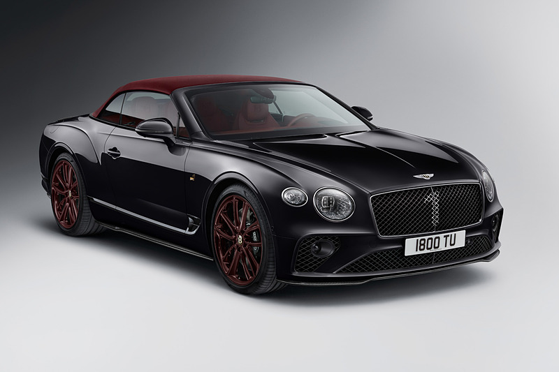 フロントフェンダー後方に「18金メッキ仕様」のバッヂを装着。22インチのMDS（マリナ―ドライビングスペシフィケーション）ホイールは「クリケットボール仕上げ」「グロスブラック仕上げ」の2種類がある