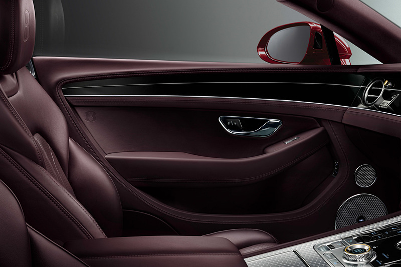 シートのヘッドレストやドアトリムに「B」バッヂをデボス加工で施している