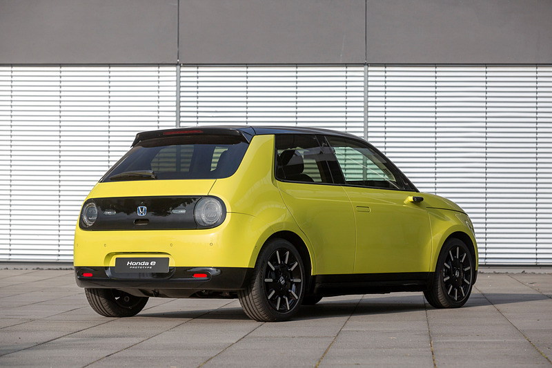 EV走行距離はWLTPモードで200km以上。ドアミラーの役割を果たす「サイドカメラミラーシステム」を採用した