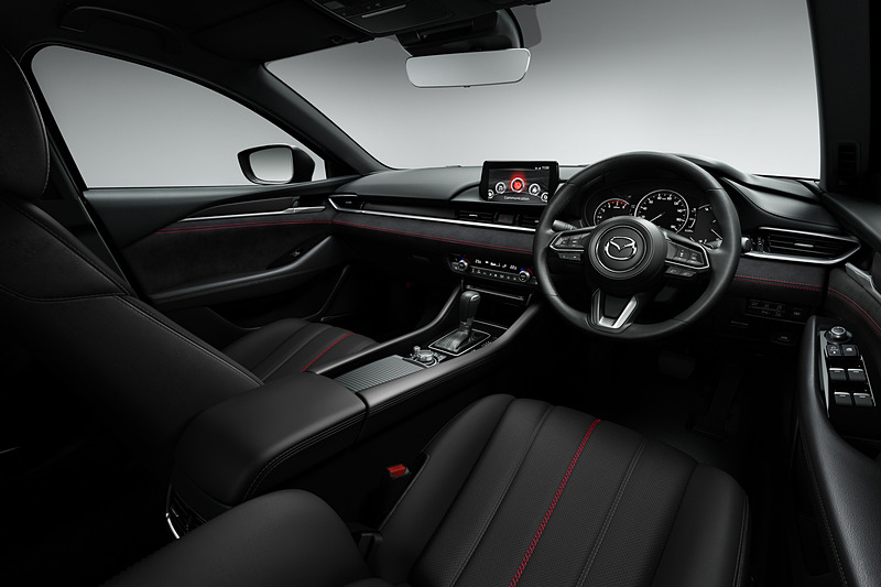 25T S Package専用のブラックレザーインテリア