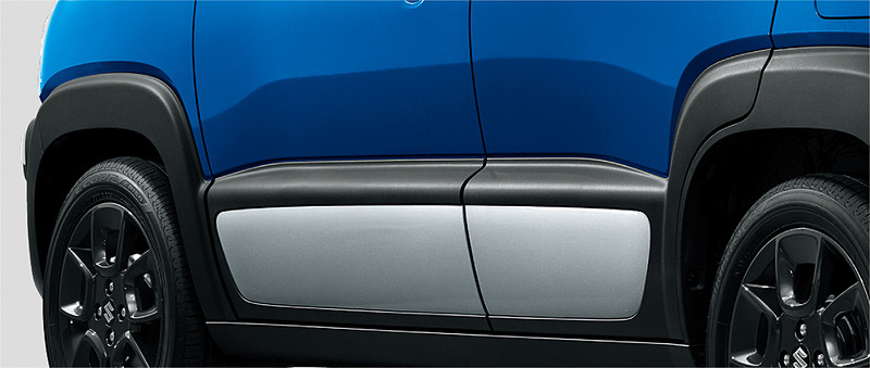 ルーフ、ドアミラー、サイドカラーパネルにスターシルバーメタリック塗装を施した