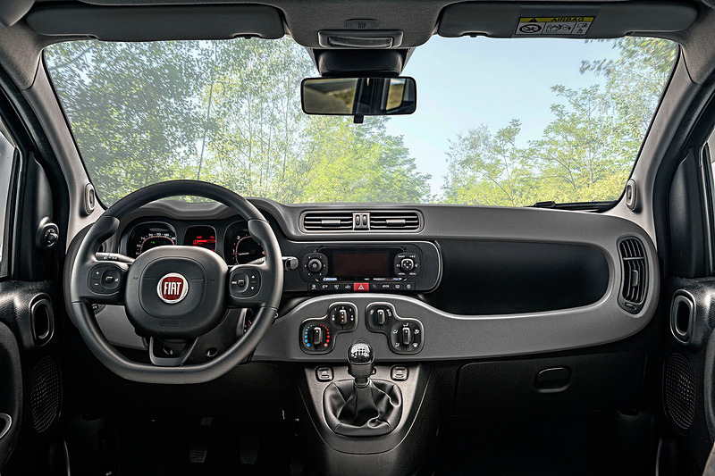 パンダ 4×4 スッコーサのインテリア。グレーのインストルメントパネルやブラック/グレーのコンビネーションシートで遊び心を演出