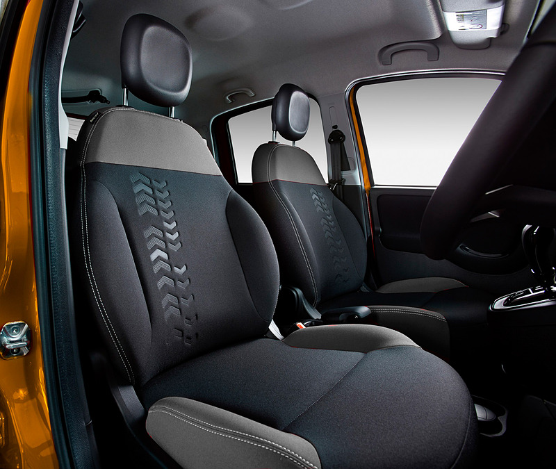 パンダ 4×4 スッコーサのインテリア。グレーのインストルメントパネルやブラック/グレーのコンビネーションシートで遊び心を演出