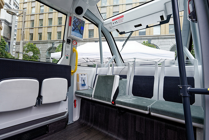 乗車定員は11名。向かい合って座るスタイル