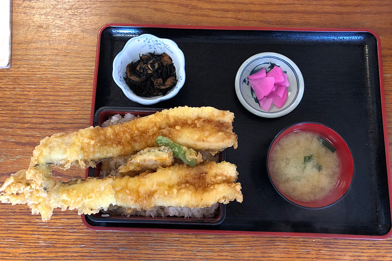 「やまよ」で人気No.1を誇るのは、やっぱりボリューム満点の「あな天重」。ランチタイムなら、冷奴などがついた「あな天重定食」が1050円とリーズナブルでオススメです。鰻にも劣らないおいしさと謳う「あな重（煮あなご）」、ヘルシーな「あさりご飯定食」も大好き！