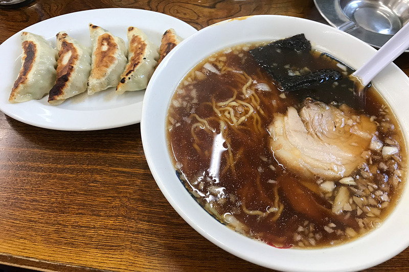 ちょっと黒っぽいスープと、みじん切りタマネギが特徴の竹岡らーめん。さっぱりした中にジワジワくるチャーシューの旨味に中毒者続出。具だくさんの餃子もおいしいですよ