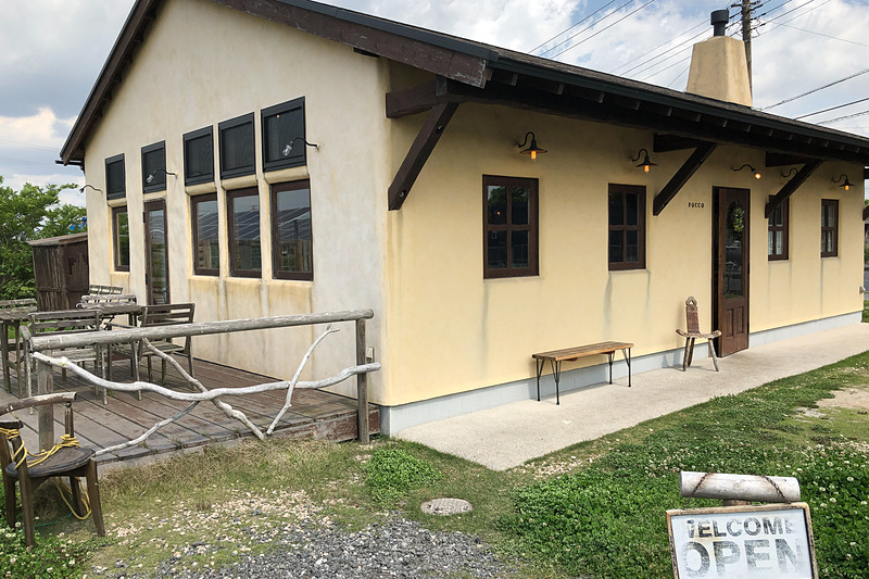 三角屋根がかわいい、素敵な一軒家レストラン「Rocco」はイタリアンがおいしいお店です。無料駐車場の奥の方に停めて、お店を背景に愛車を撮影すると、絵葉書にありそうなイイ感じの写真になりますよ～