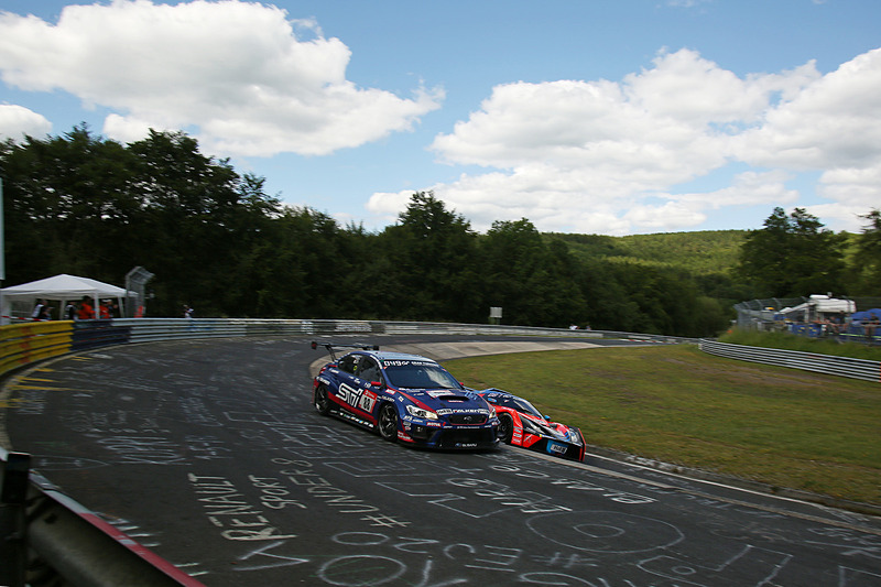 ニュル24時間ではさまざまなペースのクルマが走っている上に、フラットなサーキットとは異なるコーナーがたくさんある。そのためシフト回数は多く、スムーズに走ることは難しい