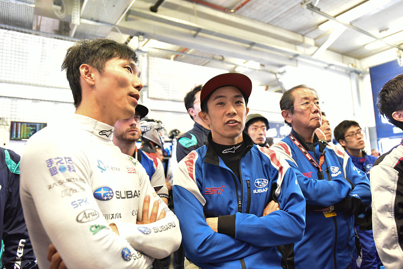 予選を見守る山内選手（左）と井口選手（右）