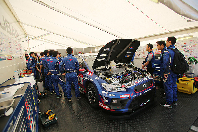 車両後部で打ち合わせ。当日の戦略などを調整しているのだろうか？