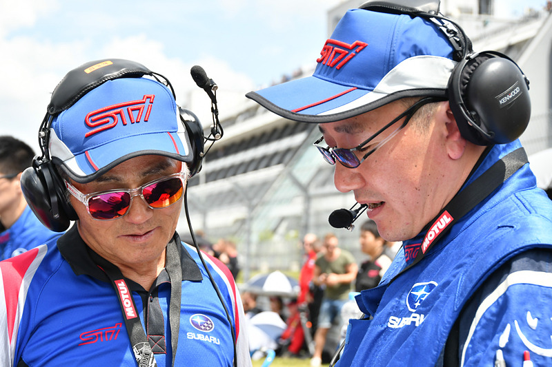 決勝前の打ち合わせを行なう辰己総監督と沢井監督