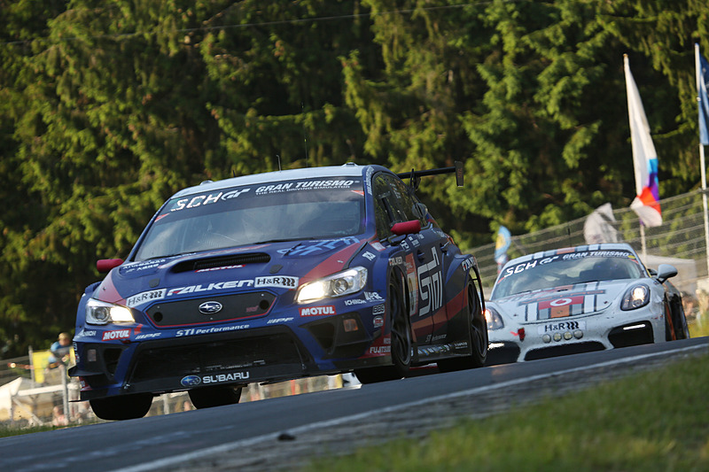 順調に周回を重ねていく88号車 SUBARU WRX STI