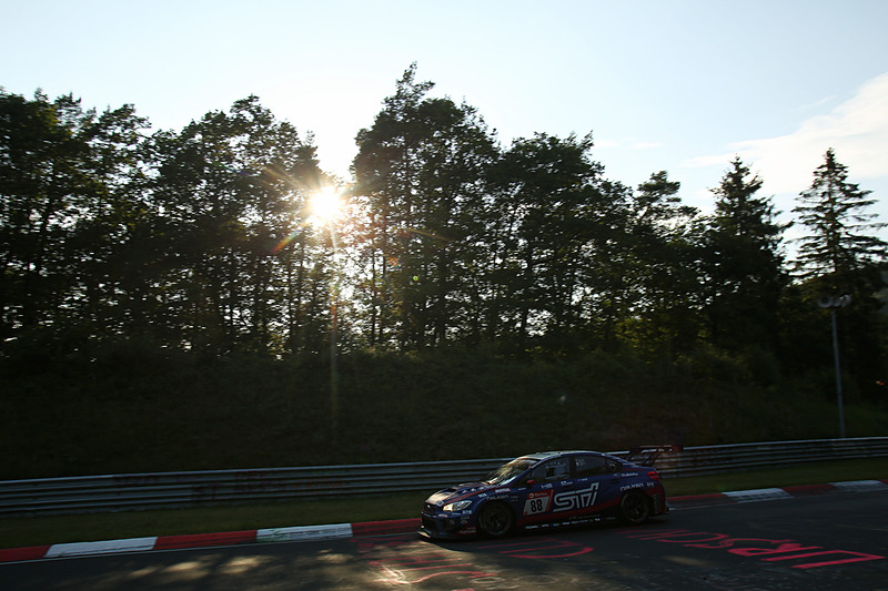 ニュルブルクリンクの森の中を駆け抜けていく