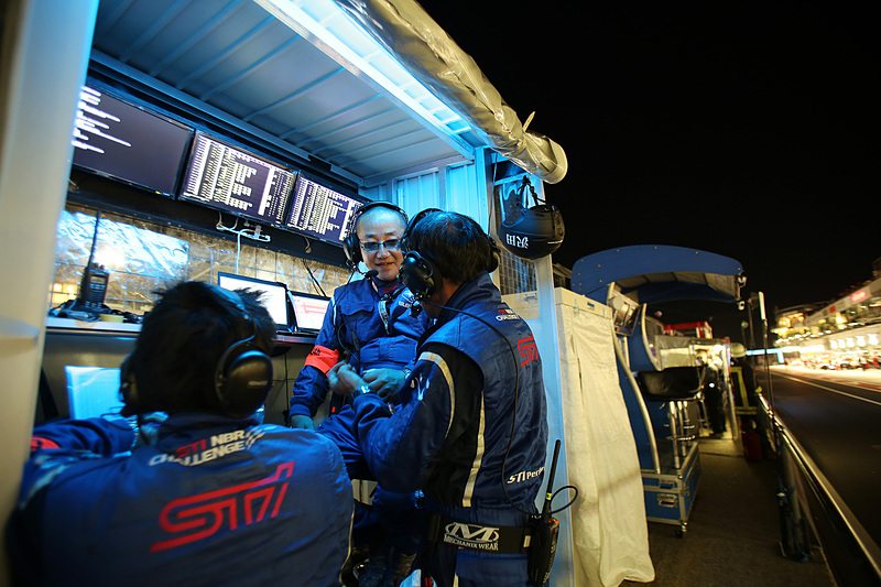 怪しく光るピットウォールにあるスバルのコマンドポスト。沢井監督の仕事場