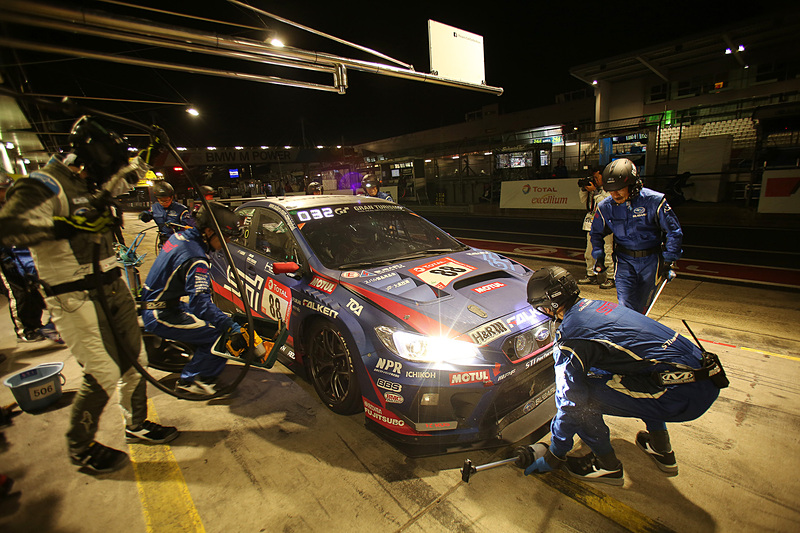 深夜のピット作業。フロントグリルも夜仕様になっており、ライトが増設されて六連星が光っている。ウィンドウ上部のLEDにより、33位ということが分かる