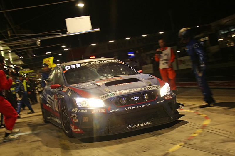 深夜のピット作業。フロントグリルも夜仕様になっており、ライトが増設されて六連星が光っている。ウィンドウ上部のLEDにより、33位ということが分かる