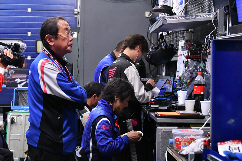 深夜の戦況を見守るSTI 平岡社長