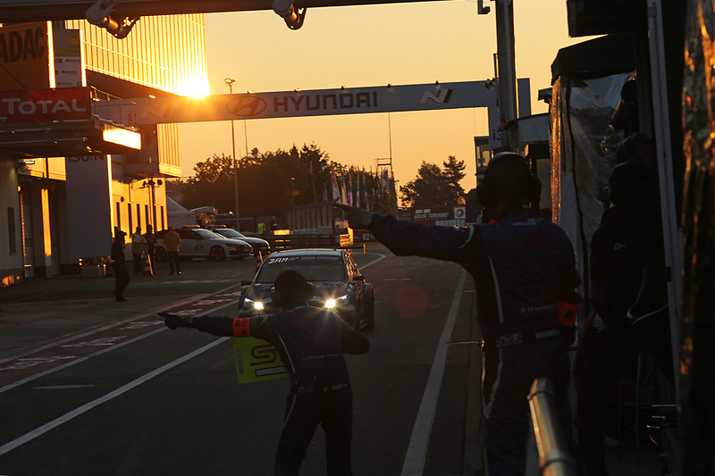夜明け。夜明けの時間帯にピットに入ってくる88号車 SUBARU WRX STI