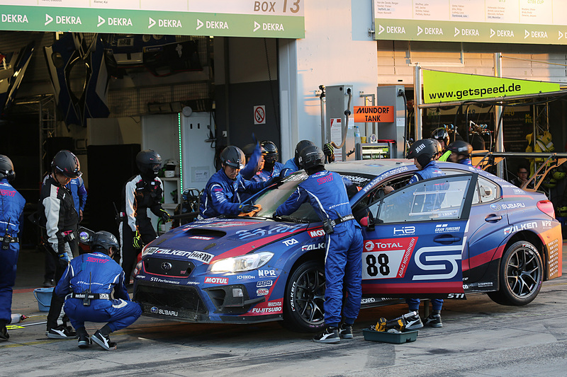 夜明け。夜明けの時間帯にピットに入ってくる88号車 SUBARU WRX STI