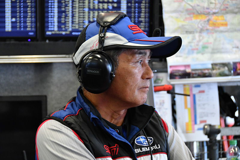 戦況を見守る辰己総監督。順調な展開だが、厳しい表情が続く