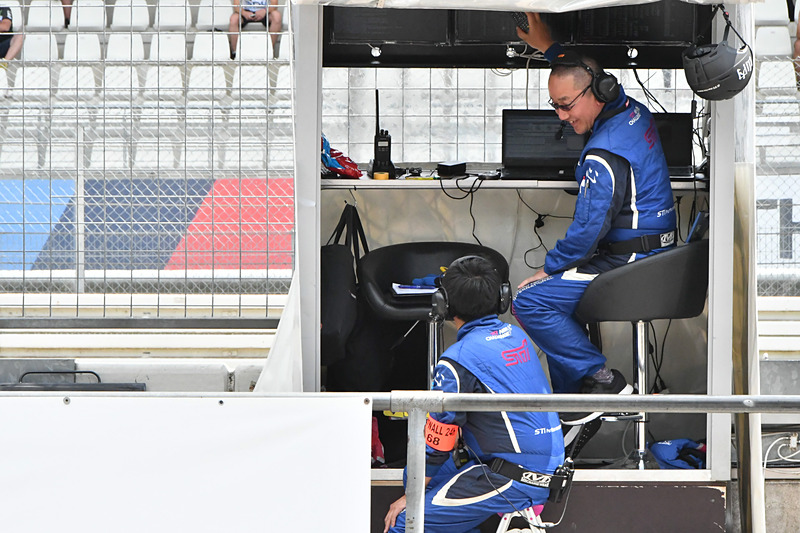 24時間レースのゴール直前。スタッフにも笑顔が見えた