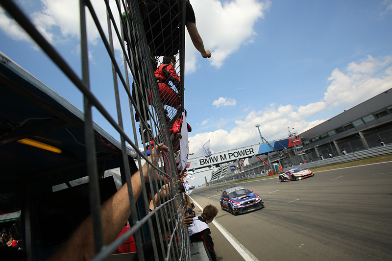 24時間を走り切ってゴール。SP3Tクラス2連覇。88号車 SUBARU WRX STIの総ラップ数は145周に達した