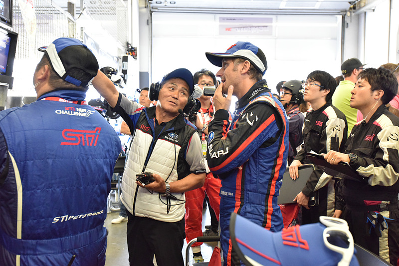 戦況を説明する辰己総監督。表情も若干緩む