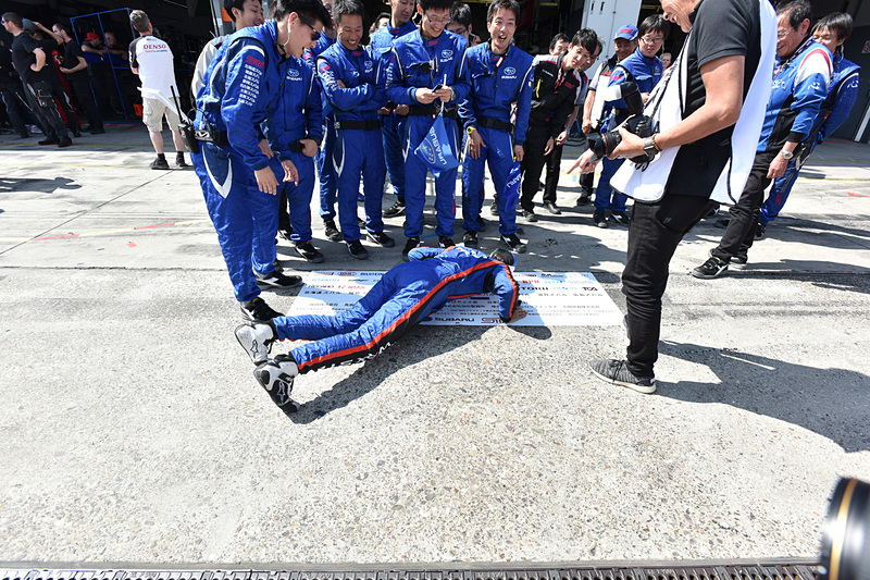 戦いを見守った応援フラッグにキス