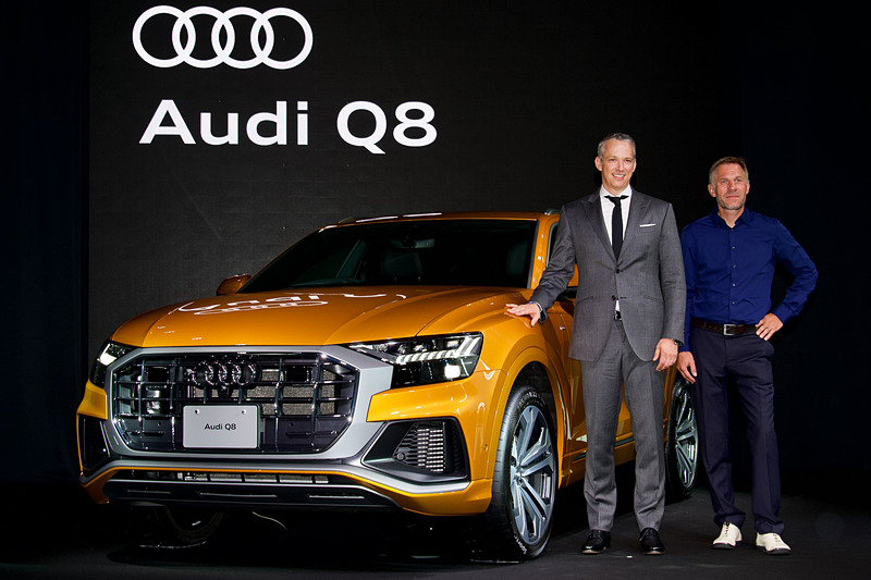新型フラグシップSUV「Q8」の発表会でフォトセッションに立つアウディ ジャパン株式会社 代表取締役社長のフィリップ・ノアック氏（左）とアウディAG エクステリアデザインチーム リーダーのフランク・ランバーティ氏（右）