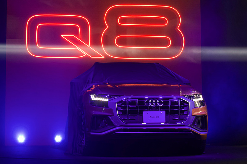 ステージ上で新型Q8がアンベールされた