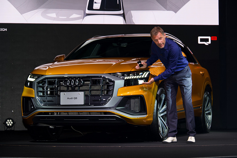 8角形デザインのシングルフレームグリルがエクステリア最大の特徴になると解説するランバーティ氏