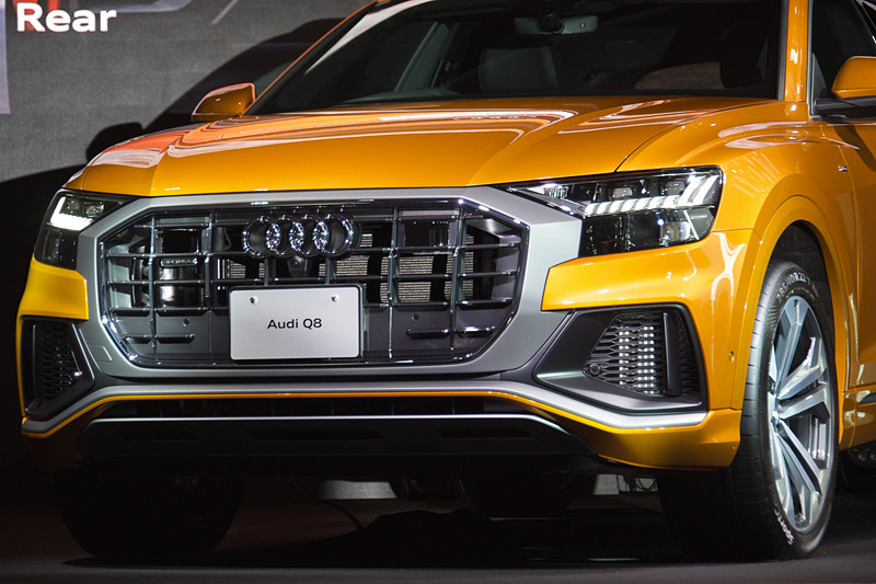 8角形デザインのシングルフレームグリルがエクステリア最大の特徴になると解説するランバーティ氏