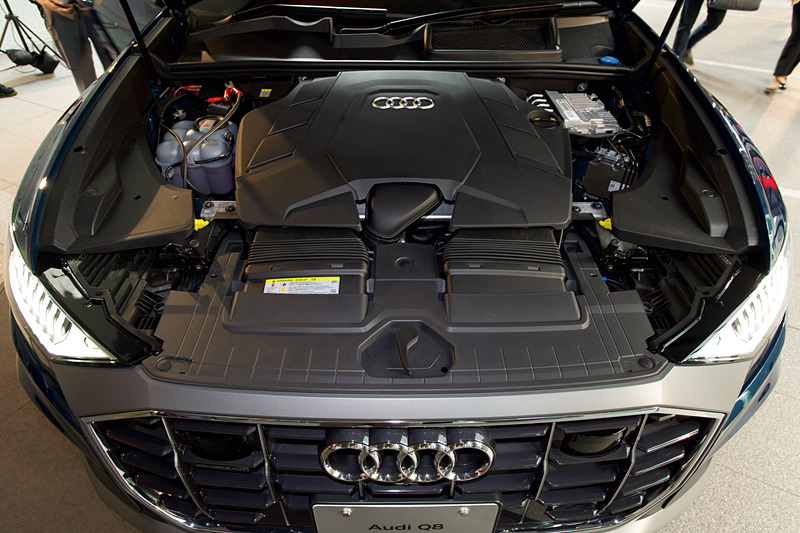 4995×1995×1705mm（全長×全幅×全高）というLクラスのボディを、340PS/500Nmを発生するV型6気筒 3.0リッター直噴ターボエンジンで軽快に加速させる