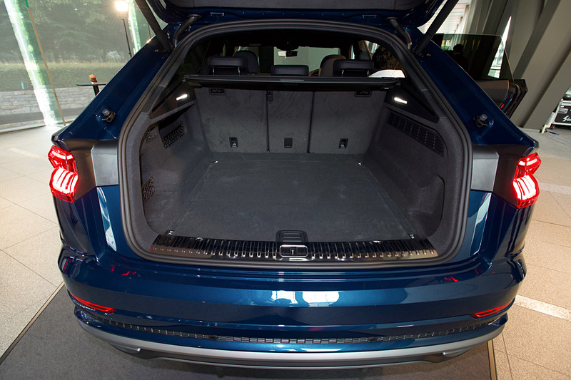 ラゲッジ容量は通常は605Lで、リアシートの背もたれを前に倒すことで最大1755Lまで拡大可能
