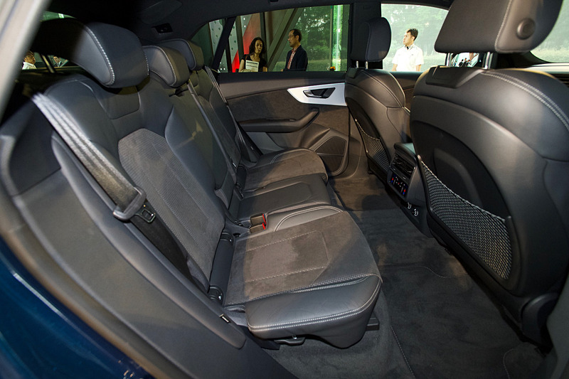 広々とした後席空間が用意される