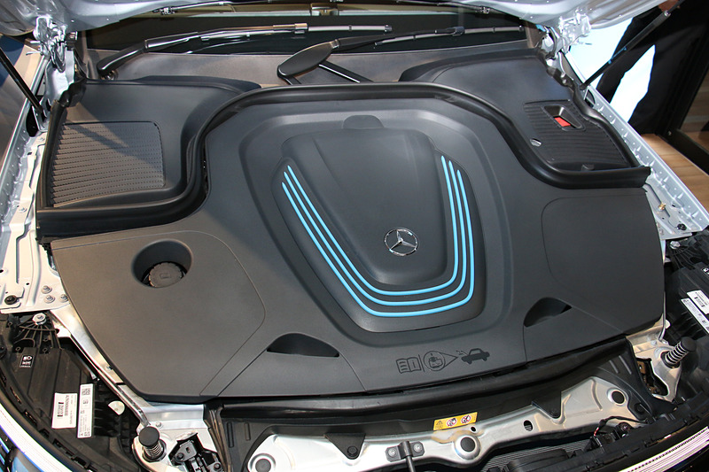 通常はエンジンがレイアウトされるボンネット下。樹脂製のカバーを外すと、中にインバーターやフロントモーターなどが配置されている。低い位置に集中配置して運動性を高めている