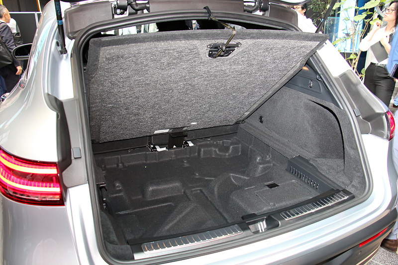 ラゲッジスペースの容量は約500L。リアシートが3分割可倒で前倒し可能となっており、フロア下も収納スペースとなっている