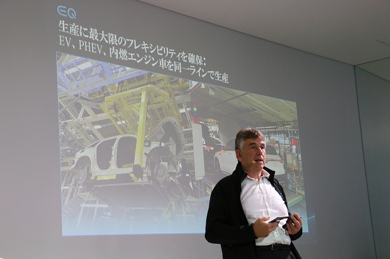 ブレーメン工場では「GLC クーペ」などのモデルと同一のラインでEQCを生産。黄色いアームを使うバッテリーをフロア下に組み付ける工程だけが専用になるとのこと