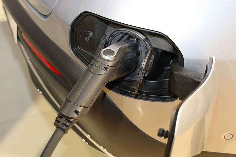 リアバンパー右側に普通充電ポートを設置