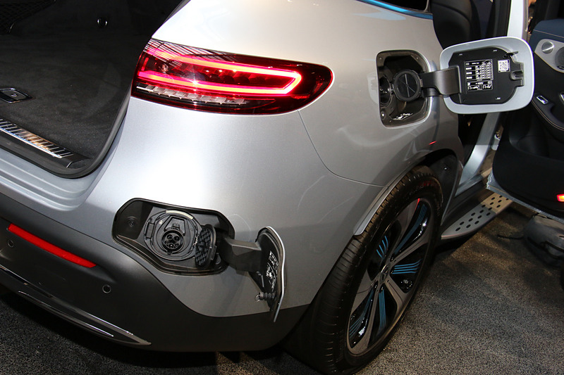 2つの充電ポートのリッドを開けた状態