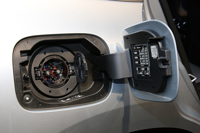 リアフェンダーにチャデモ充電ポートを配置