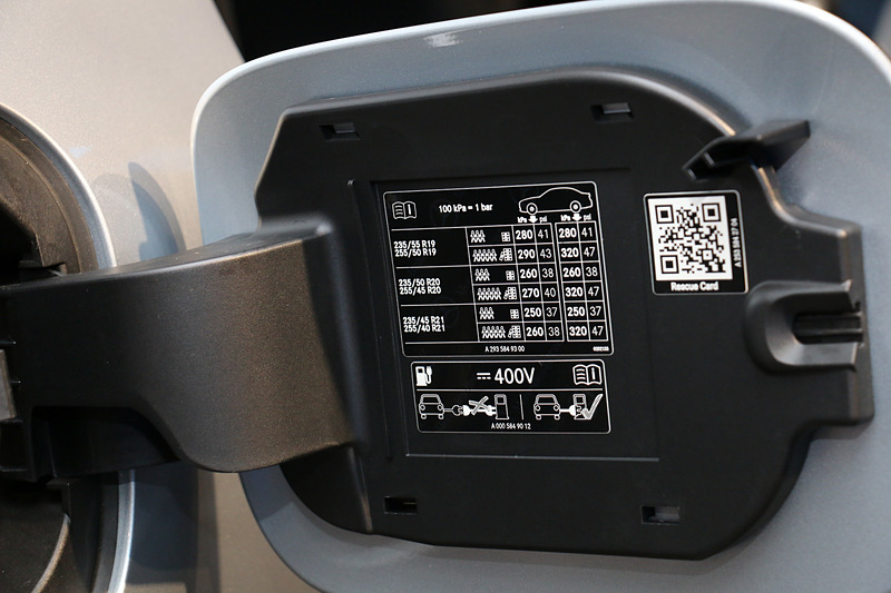 リアフェンダーにチャデモ充電ポートを配置