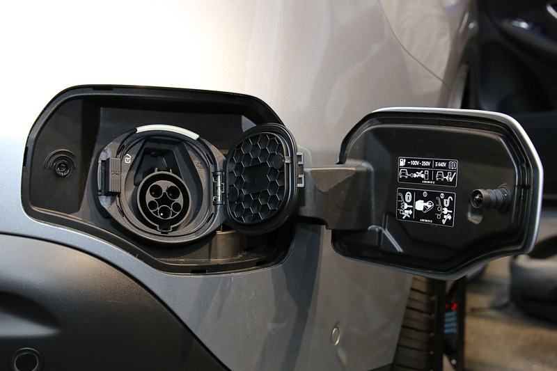 リアバンパーに普通充電ポートを配置