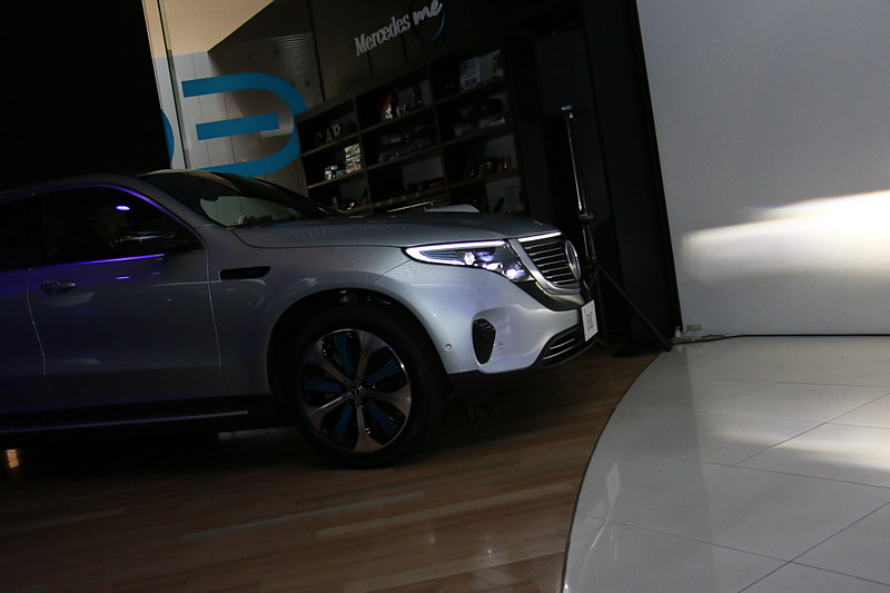 EVのEQCを運転し、上野社長が登壇した